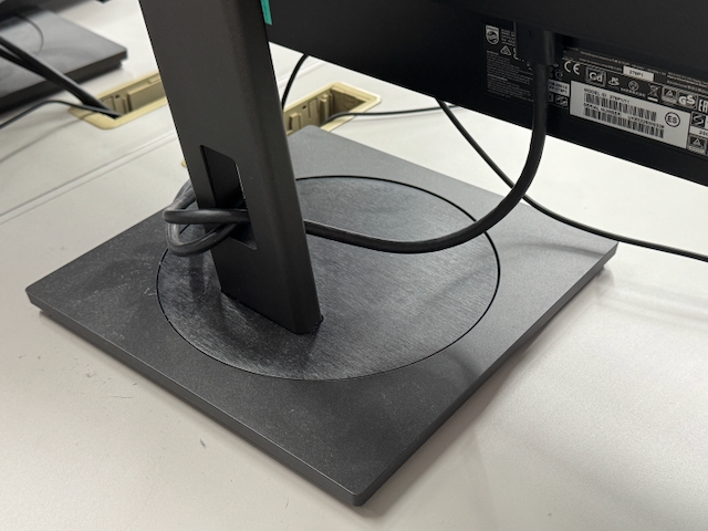 液晶ディスプレイを撮影方向へ回転させる様子